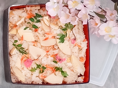 筍と桜海老の炊き込みご飯：季節の炊き込みご飯で行楽弁当