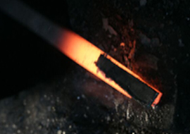 2.鋼付け　堺打刃物伝統技法「沸かし付け」鋼を貼り合わせ再度炉の中で熱しハンマーで叩き完全に接着