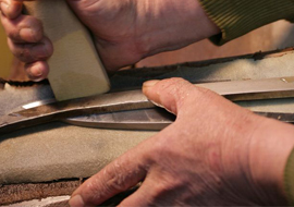 14.ぼかし（化粧研ぎ）　砥石の粉を粘土状になるまでコネたものを刃に擦りつけていきます。波紋を付ける大事な工程
